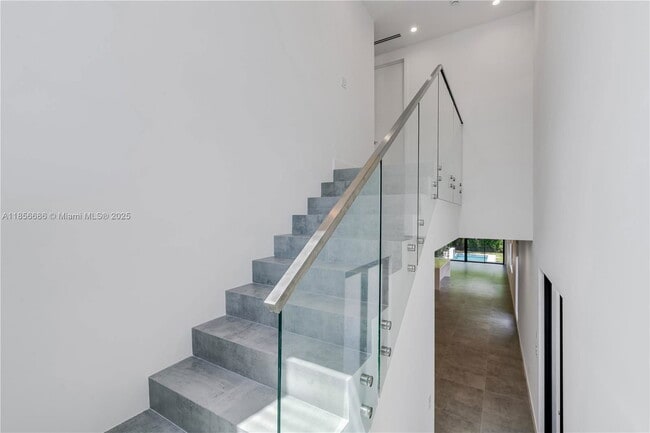 Building Photo - 2842 SW 32nd Ct