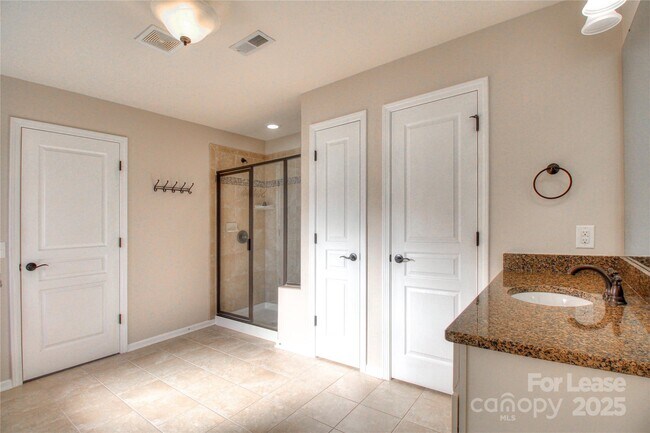 Building Photo - 1444 Ridgehaven Rd