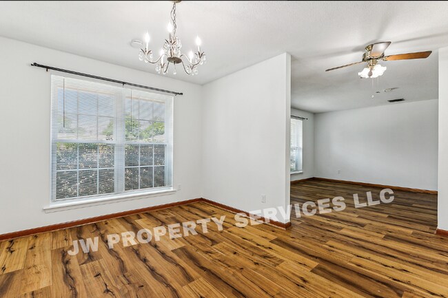 Building Photo - 2444 Somerset Dr