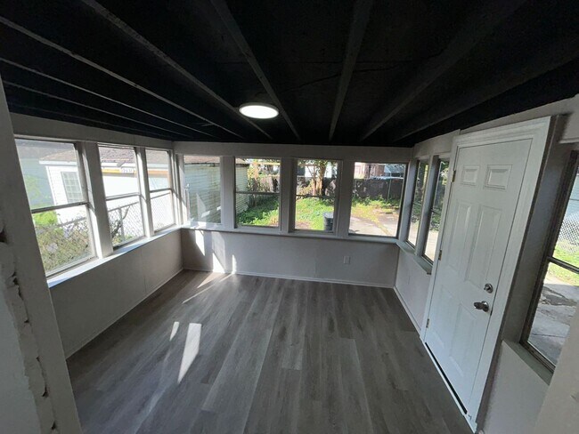 Building Photo - 3 Bedroom Bungalow