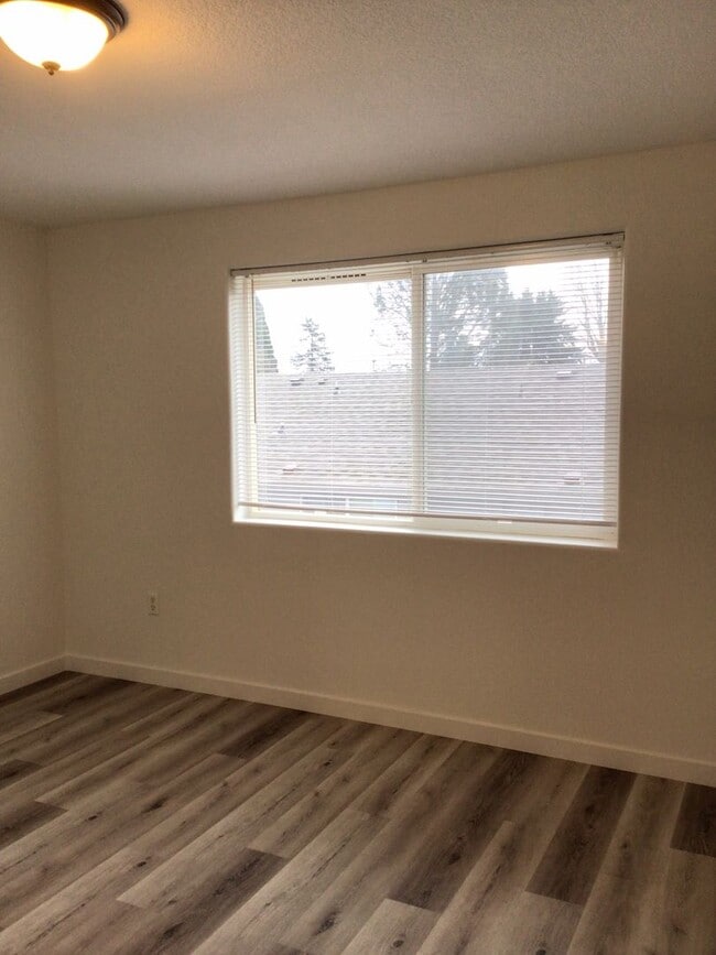 Building Photo - Washougal 2 Bedroom Townhome