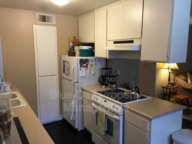 Building Photo - 1412 N Cherry St