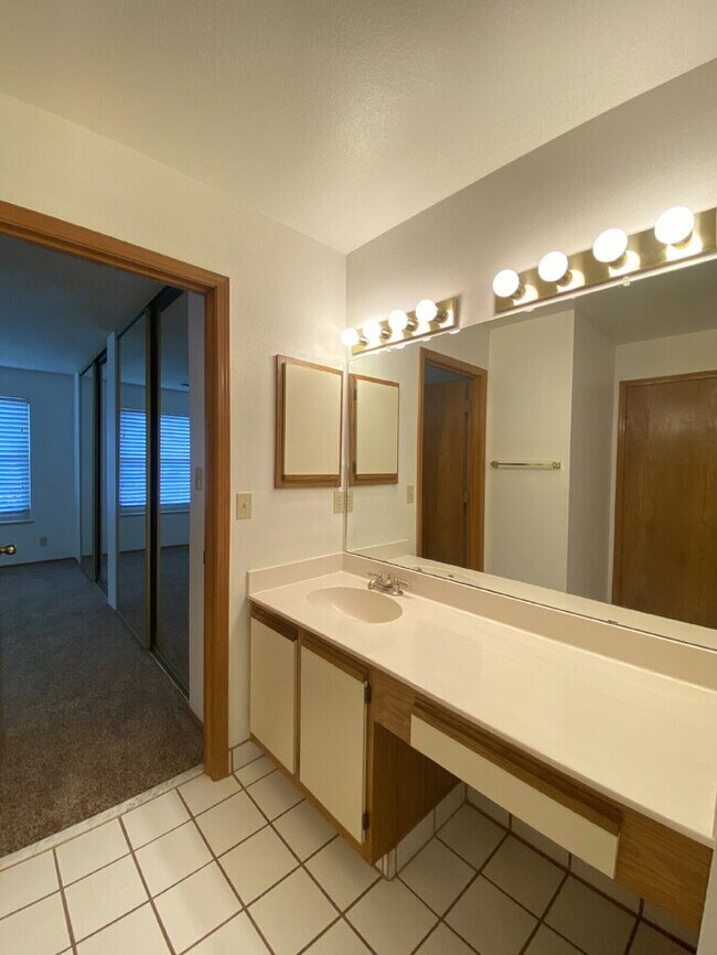 Building Photo - 1BR/1Bath Condo w/Garage