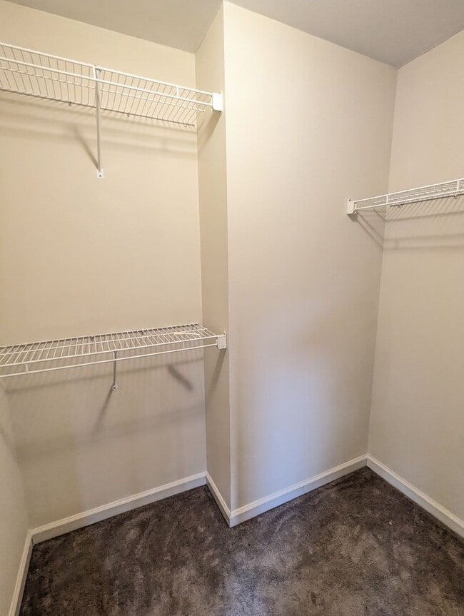 Building Photo - Townhome in *OAKDALE school district* ready for you now!