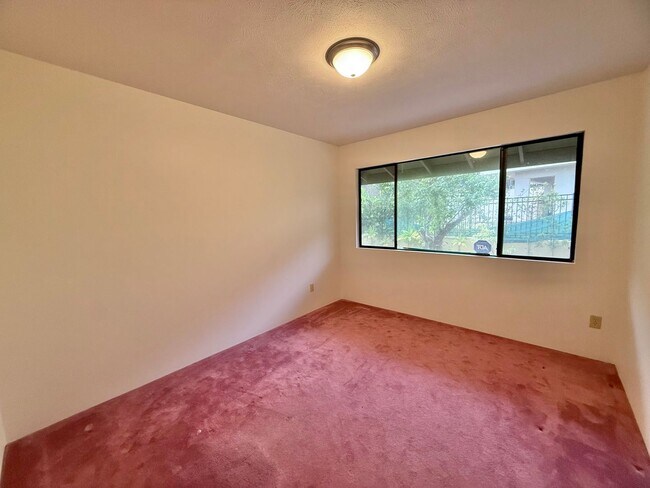 Building Photo - Beautiful 3 Bedroom / 2.5 Bathroom Home in Wailuku Heights!