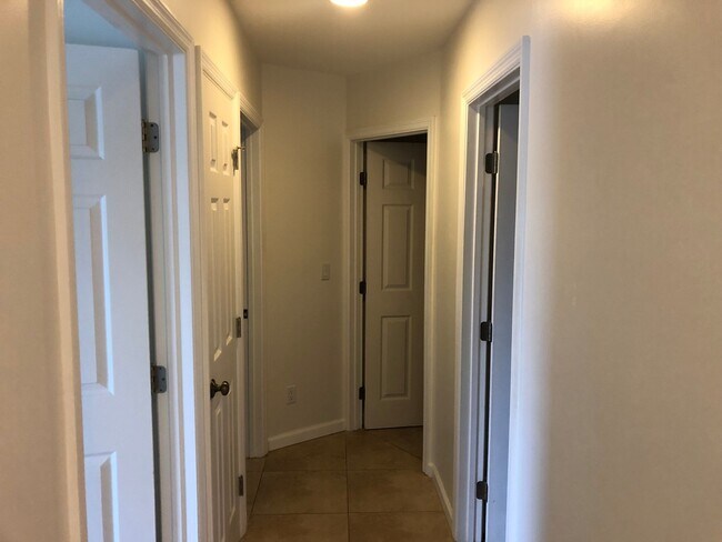 Building Photo - Private Duplex Home Across from Kahala Mall