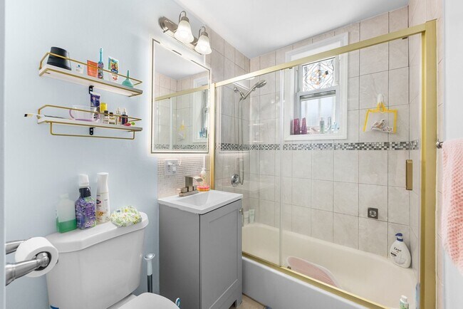 Building Photo - 1 Bed - Close to T - Private Patio - Laundry in Building