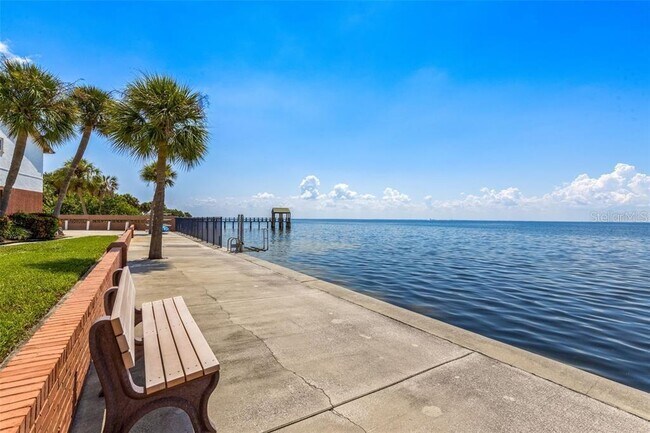 Building Photo - 650 Pinellas Point Dr S