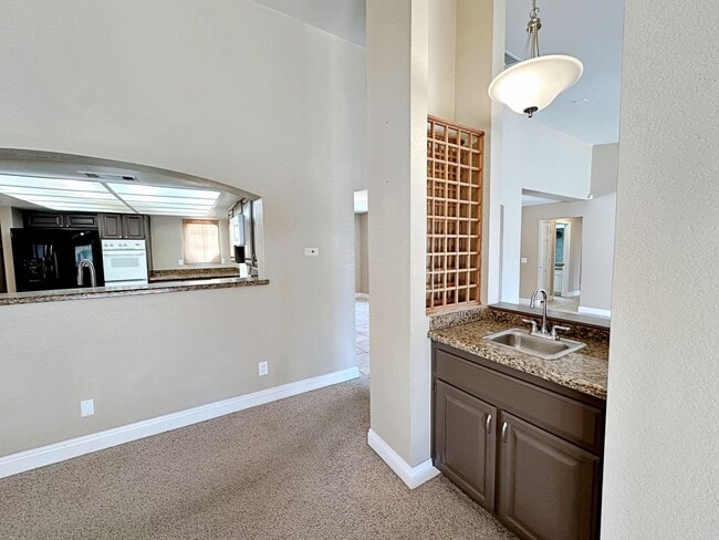 Building Photo - Green Valley Luxury Single Story: Pool, Putting Green, 4 Bedrooms, SOLAR!