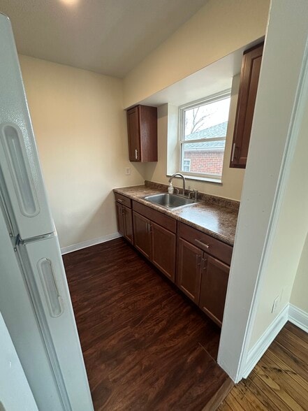 Kitchen - 5937 Oakwood Ave