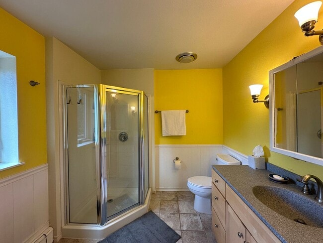 Building Photo - Fully Furnished 3BD/3BA Home with Solar Po...