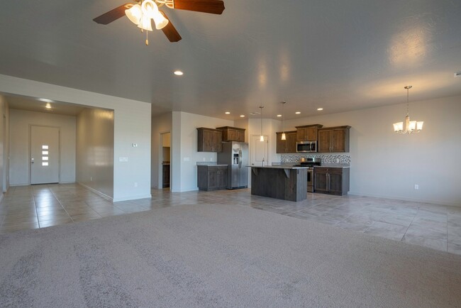 Building Photo - 4 bedroom 2 Bath Home in Desert Edge Cove ...