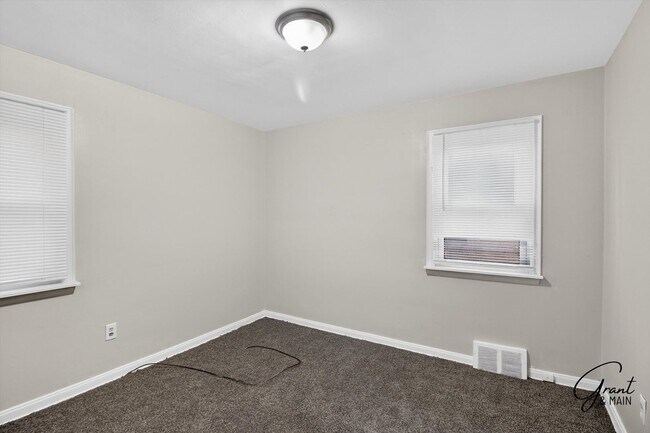 Building Photo - $1050 Charming 2 Bed Home