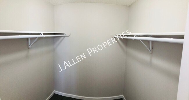 Building Photo - Very Nice Updated, Sunny 2 bed