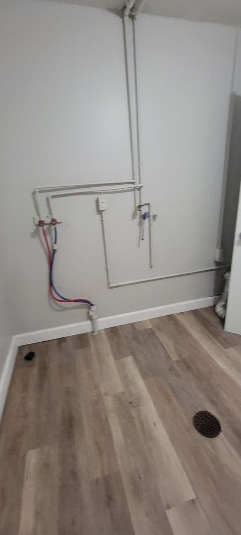 Building Photo - (COMING SOON) Newly Updated Spacious Two Bedroom w/Bonus Room- Single Home Near 21st and Post Rd.