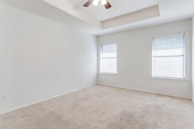 Building Photo - 215 Meadowbrook Ln