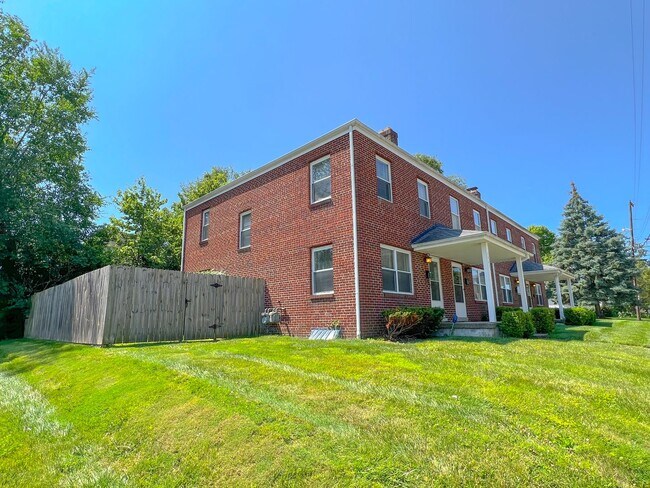 Building Photo - 2883-2889-2889 Wicklow Rd