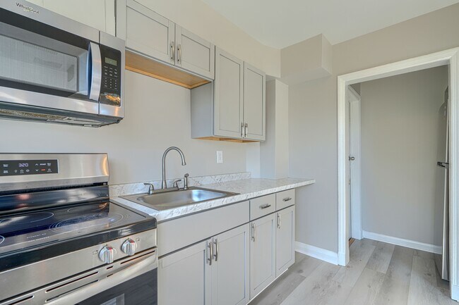Building Photo - 401 52nd St