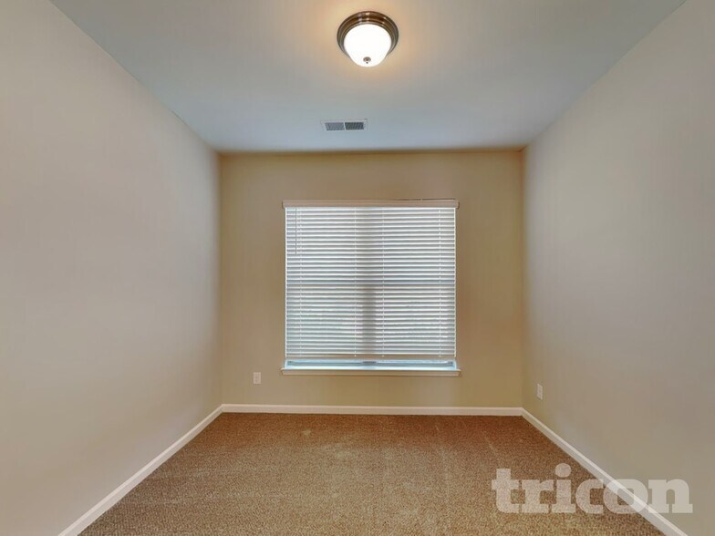 Building Photo - 1760 Long Acre Dr