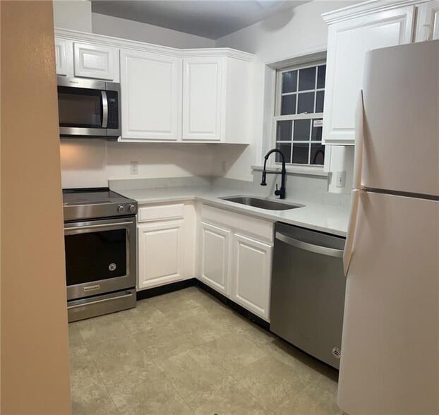 Building Photo - 144 Pavilion Ave