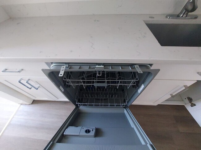 Building Photo - Charming Tacoma Home on a Peaceful Corner Lot!