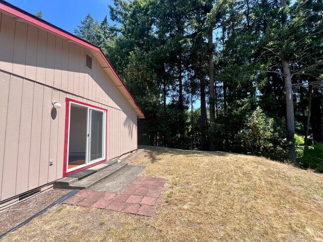 Building Photo - Well Maintained 2BD Duplex - Water Included