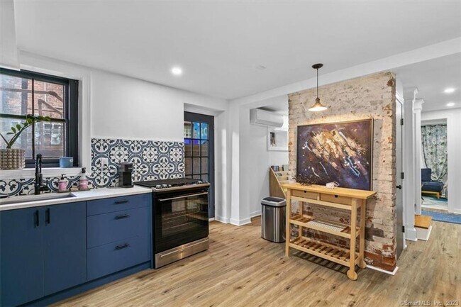 Building Photo - 20 Academy St