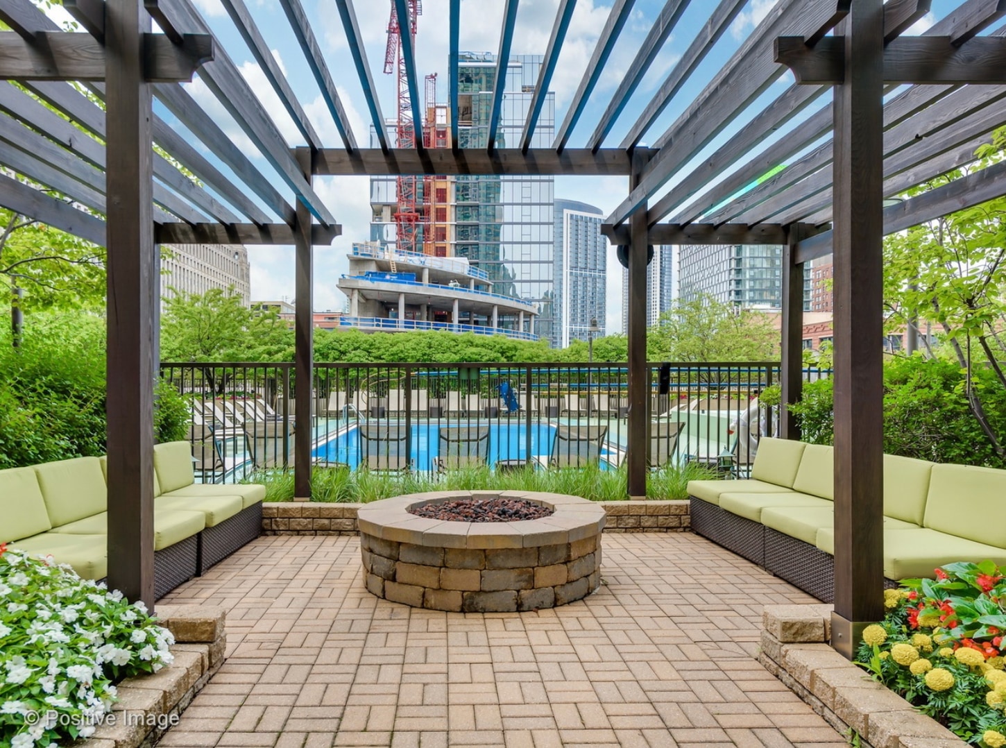 Fire Pit - 400 N La Salle Dr