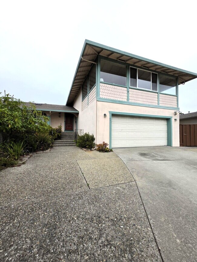 Building Photo - SUPER Spacious Westside Santa Cruz Home wi...