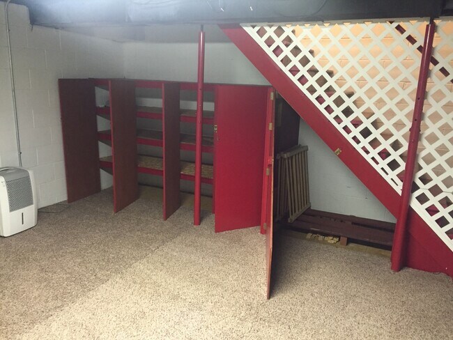 Building Photo - Gorgeous 2 Bedroom, 1.25 Bath Townhouse near UIHC