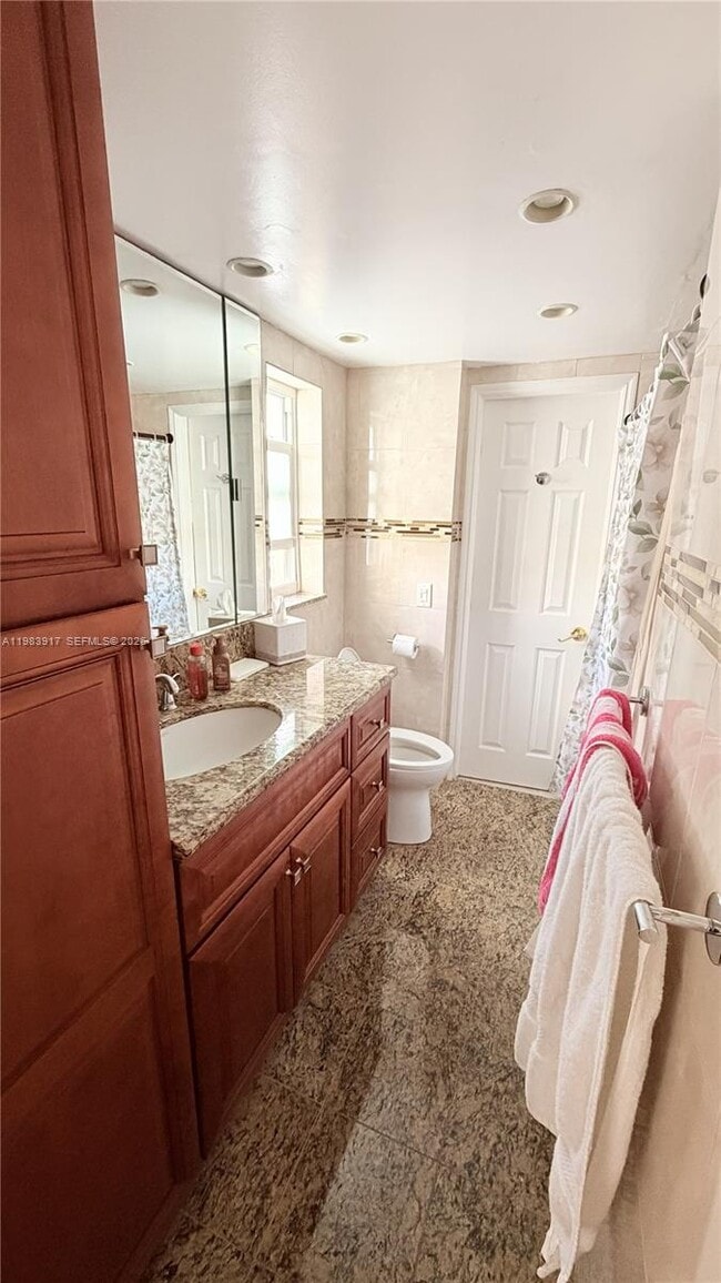 Building Photo - 900 NE 18th Ave