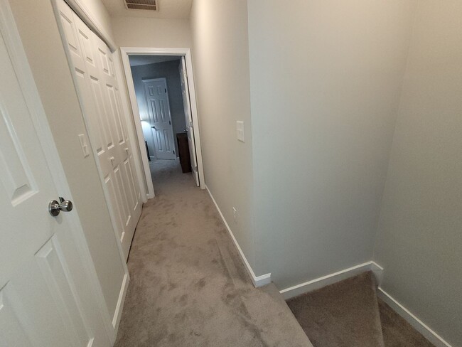 Building Photo - Furnished 3 BR, 3 BH Townhouse in Wilmington!