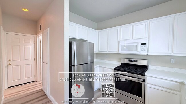 Building Photo - Beautiful 3 bedroom home nestled in cozy Brentwood neighborhood!