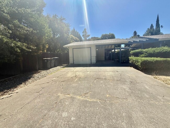 Building Photo - 604 Radcliffe Dr