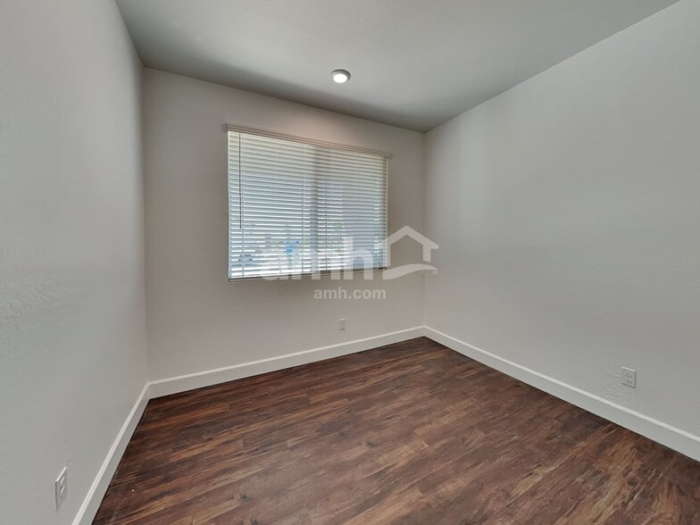 Building Photo - 17166 W Lawrence Ln