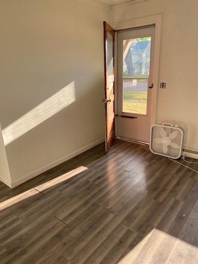 Building Photo - 2 Bedrooms, 1 Bathrooms Single Family Home...