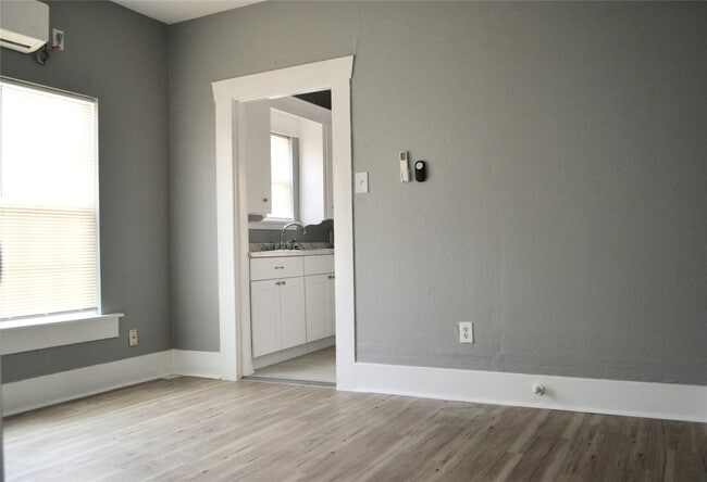 Building Photo - 303 Vincent St