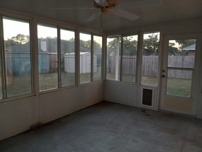 Building Photo - Large 3/2 Family Home that is Conveniently located off Blue Angel PKWY