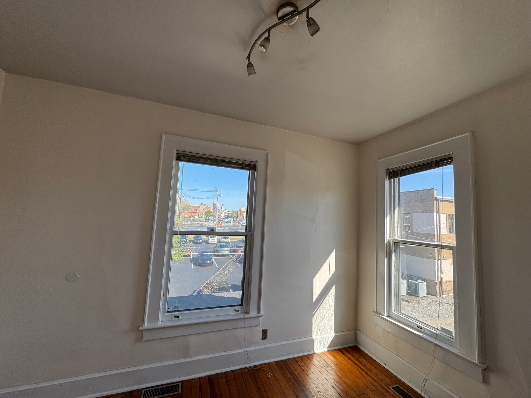 Building Photo - 616 SE 3rd St