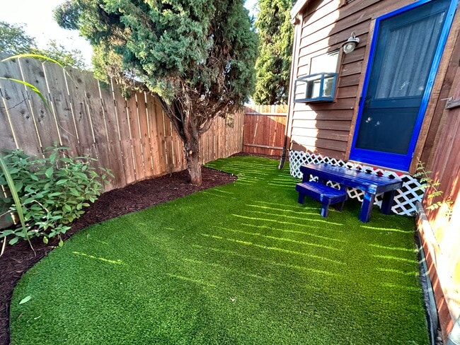 Building Photo - 754 Glencoe Dr