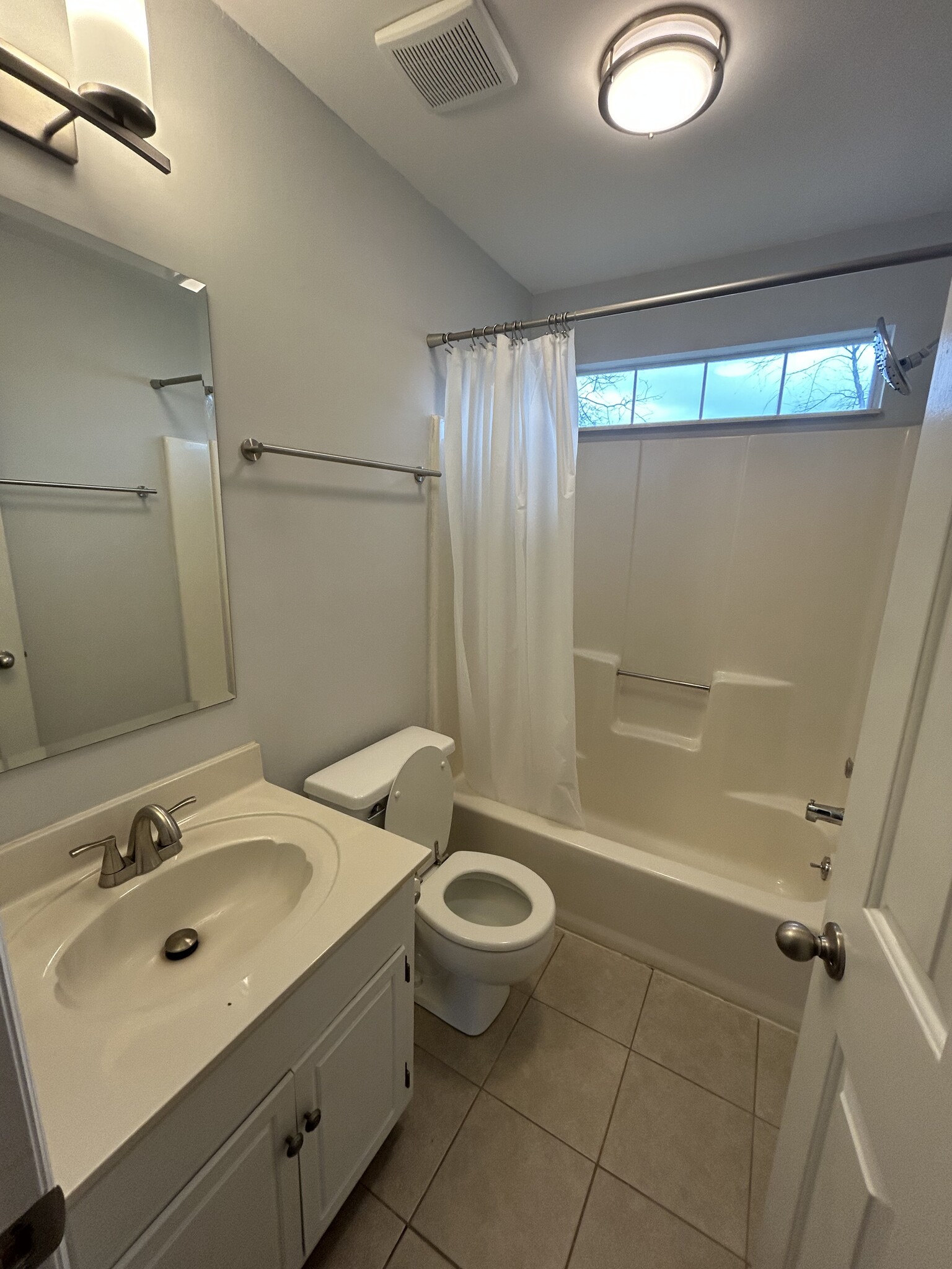 Full Guest Bath - 405 Windsor Ct