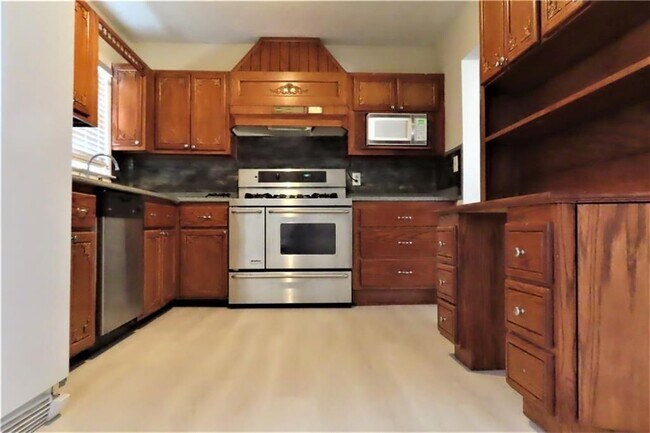 Building Photo - 2205 Loring Ct