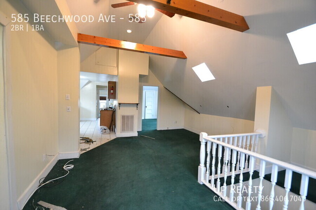 Building Photo - Spacious 2BR/1BA Apartment with Vaulted Ce...