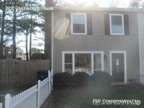 Building Photo - 3 Bed / 1 Bath Townhouse (Available 4/10/25)