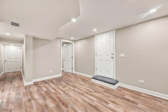 Building Photo - 3751 N Clifton Ave