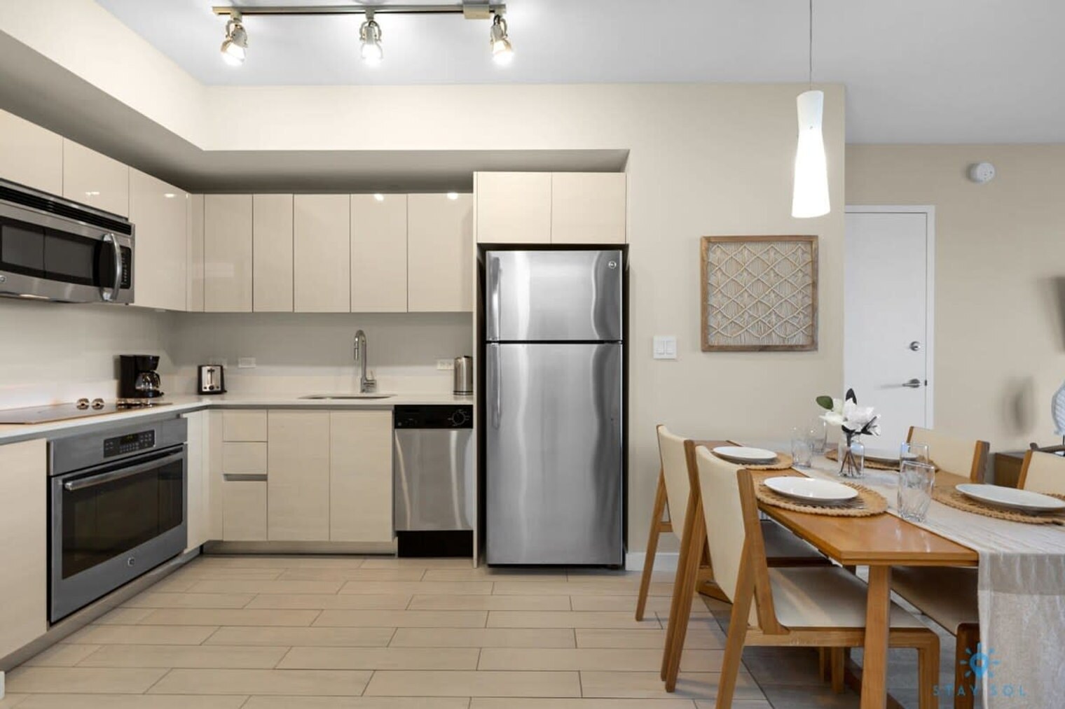 Building Photo - 2602 E Hallandale Beach Blvd