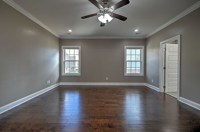 Building Photo - 4 Bedroom / 2.5 Bath Home  Kingsport, TN