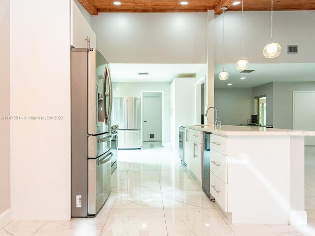 Building Photo - 741 E Plantation Cir