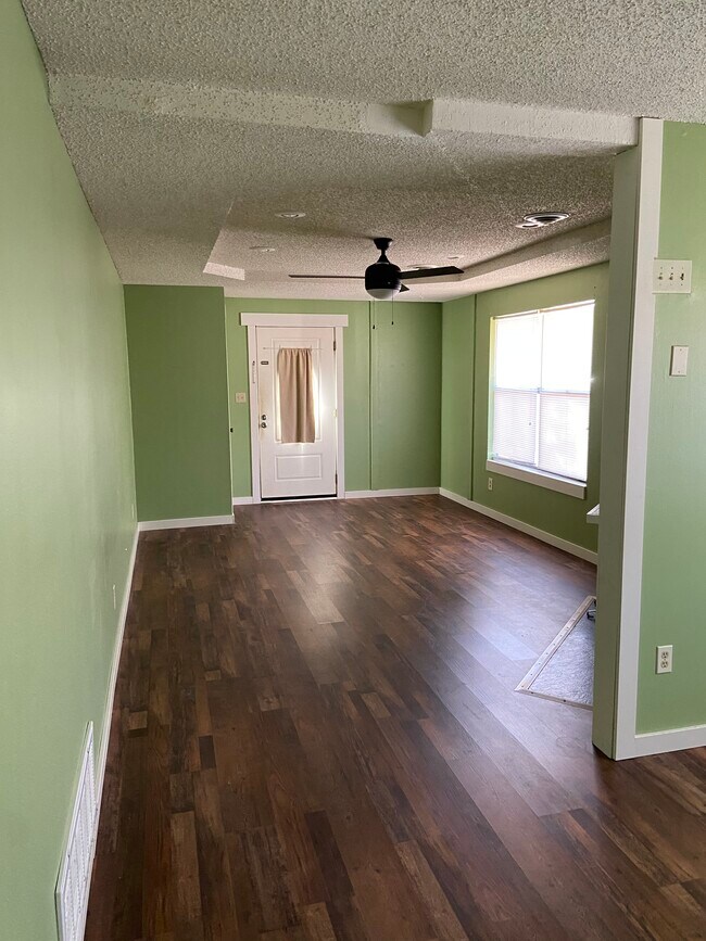 Building Photo - 619 W Edgewood St