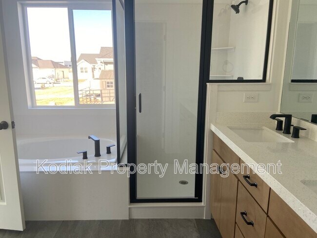 Building Photo - 1439 W Stable St